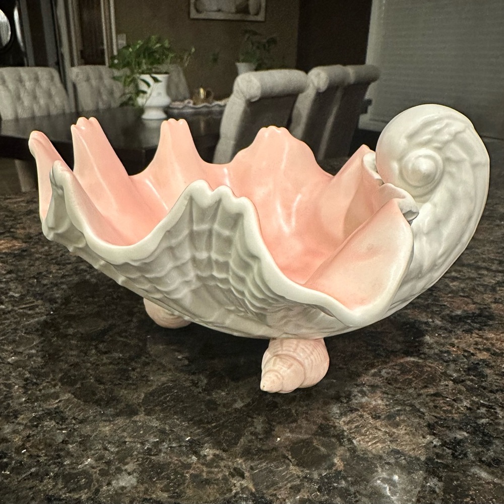 Fitz and Floyd Coquille Collection Elegant Pink and White Seashell bowl